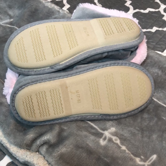 NWOT VERY SOFT SLIPPERS. PINK AND GRAY - Picture 5 of 6